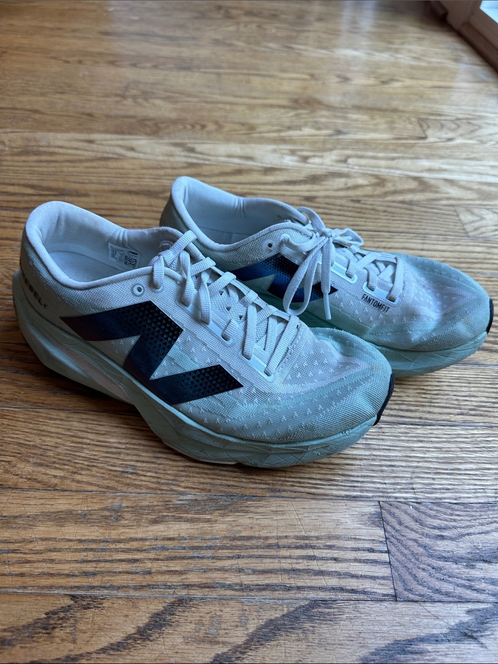 New Balance women’s Mint Green Athletic Running Shoes with Navy Logo